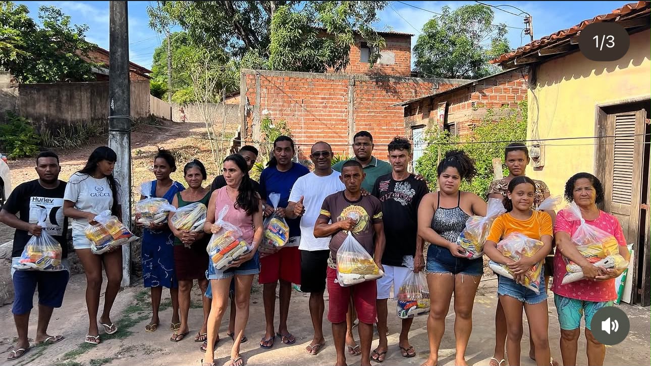 Famílias recebendo cestas básicas em ação comunitária
