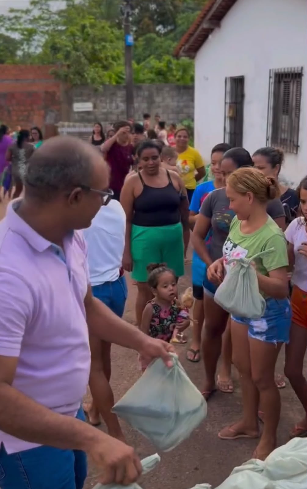 Elson distribuindo refeições para famílias na rua