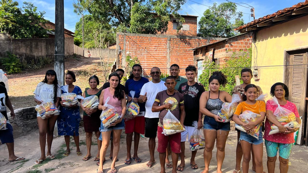 Famílias recebendo cestas básicas em ação comunitária