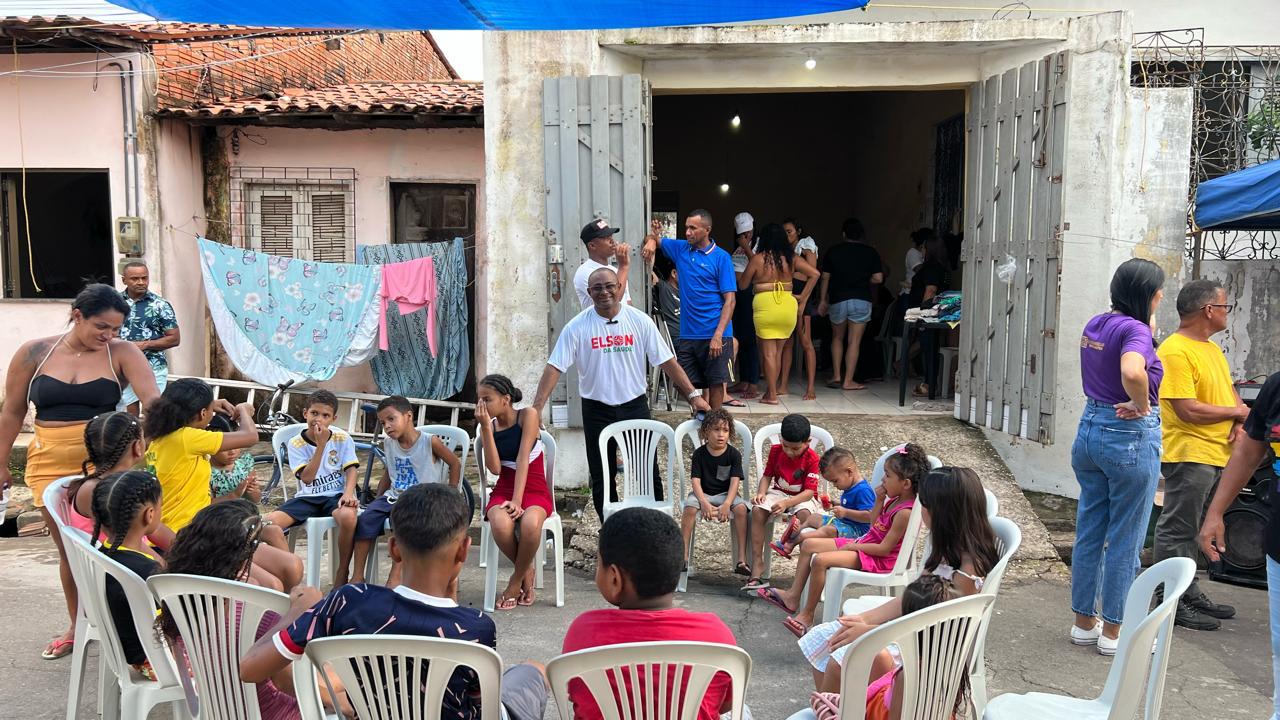 Elson em ação com as crianças da comunidade