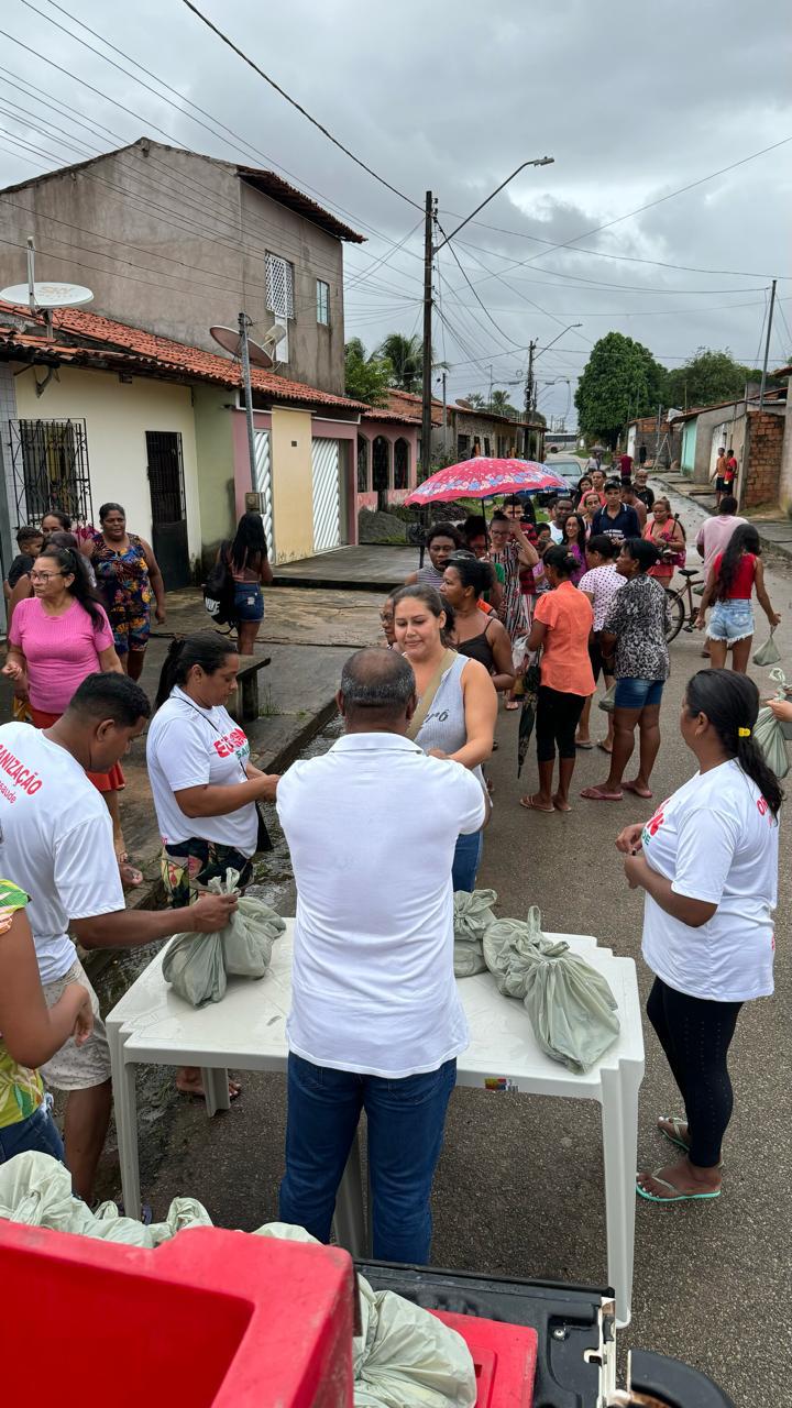 Distribuição de cestas básicas para a comunidade mesmo com chuva