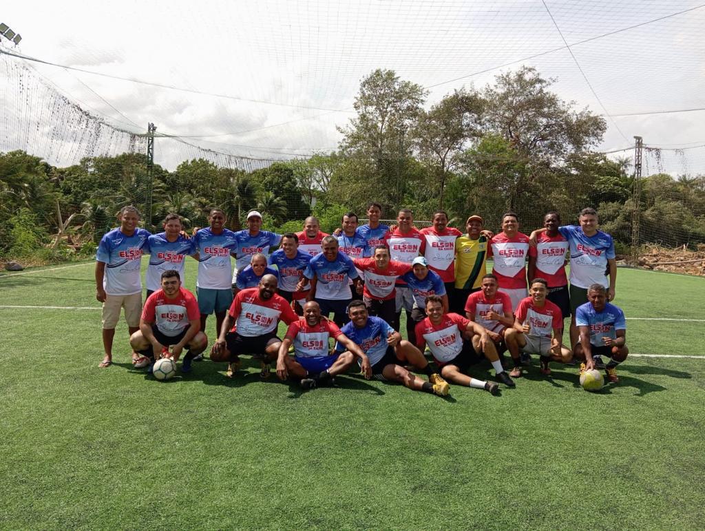 Elson ao lado do time apoiado no esporte amador de São Luís